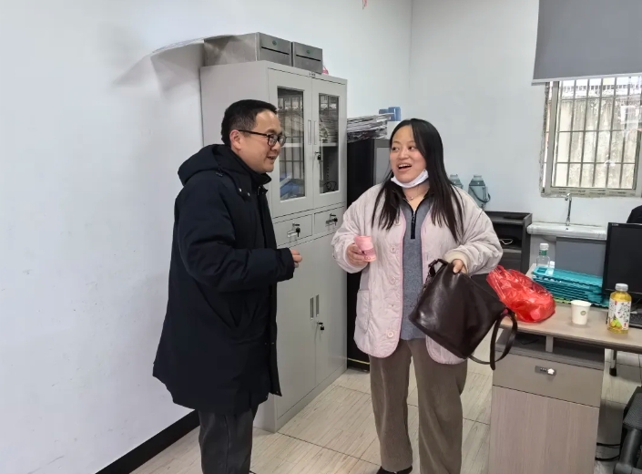 上饶汽运：驾驶员拾金不昧 归还万元现金