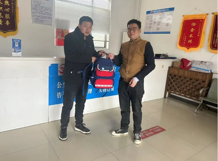 九江长运：拾金不昧好榜样 传递公交正能量