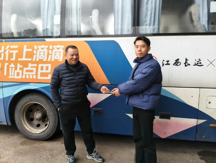 上饶汽运：铅饶公司驾驶员拾金不昧 手机完璧归赵