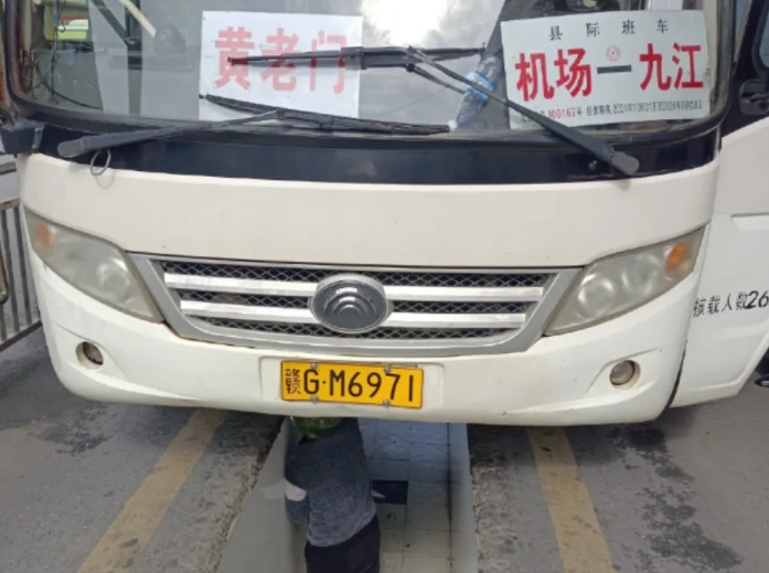 修理公司开展对10年以上燃油客车安全排查活动