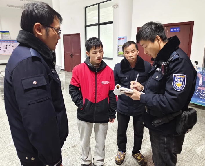 吉安公交：夜色中的守护者 离家少年安全回家