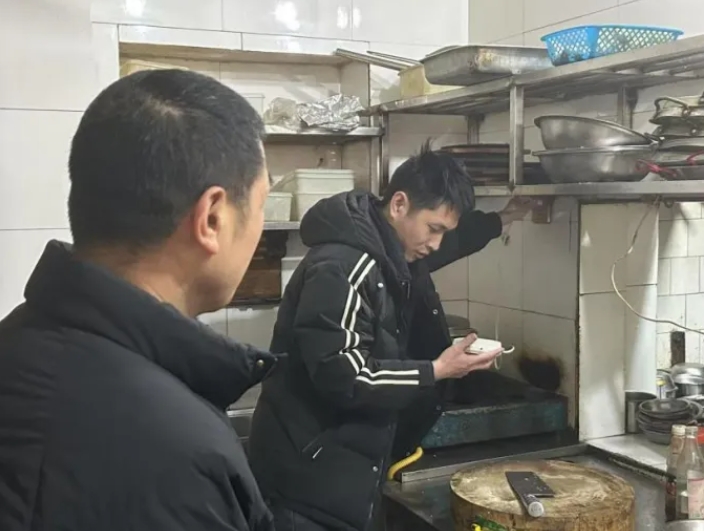 长运物业：深入辖区沿街店铺 开展消防安全检查宣传