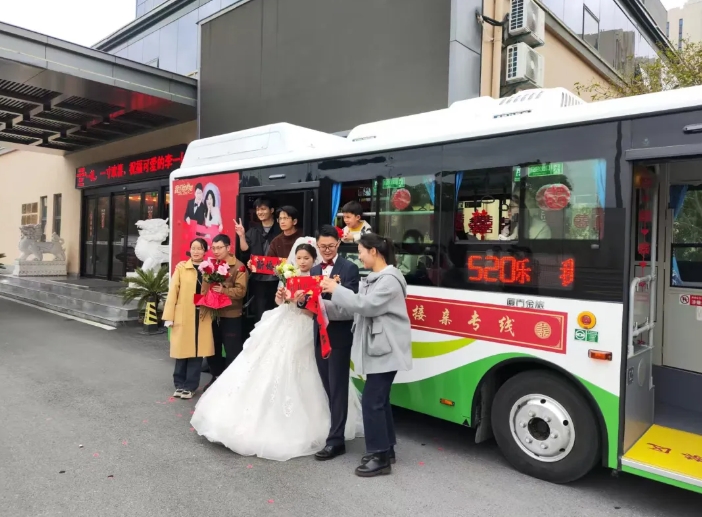 黄山长运：公交车变浪漫“婚车” 环保又时尚