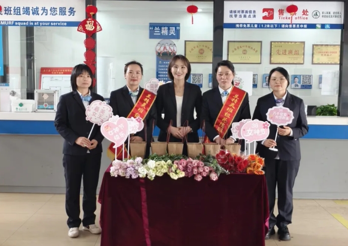 上饶汽运:客运站里的暖馨花事