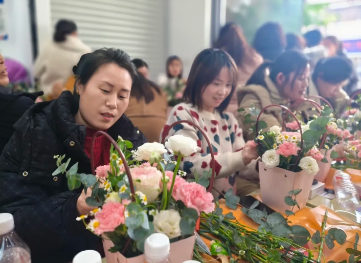 抚州长运：金溪分公司联合县农商银行开展三八妇女节活动