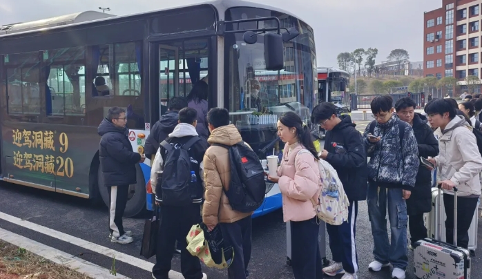 新余公交：开通公交专线 助力学生平安回家