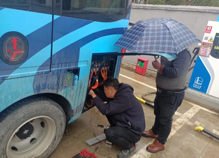 九江长运紧急驰援 三小时修复故障电车