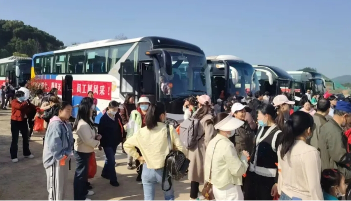 共青公司全力护航服装厂大型春游团建