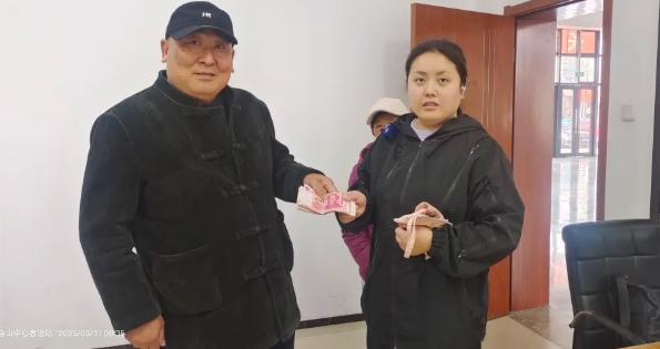 马鞍山长客：拾金不昧小举动 彰显人大代表风采