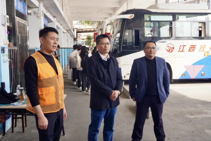 肖良芝深入一线督导清明节前运输工作