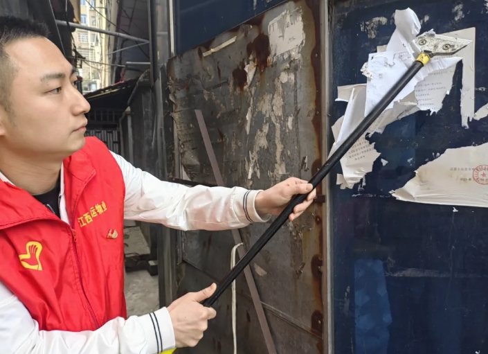 长运物业 开展破旧广告专项清理