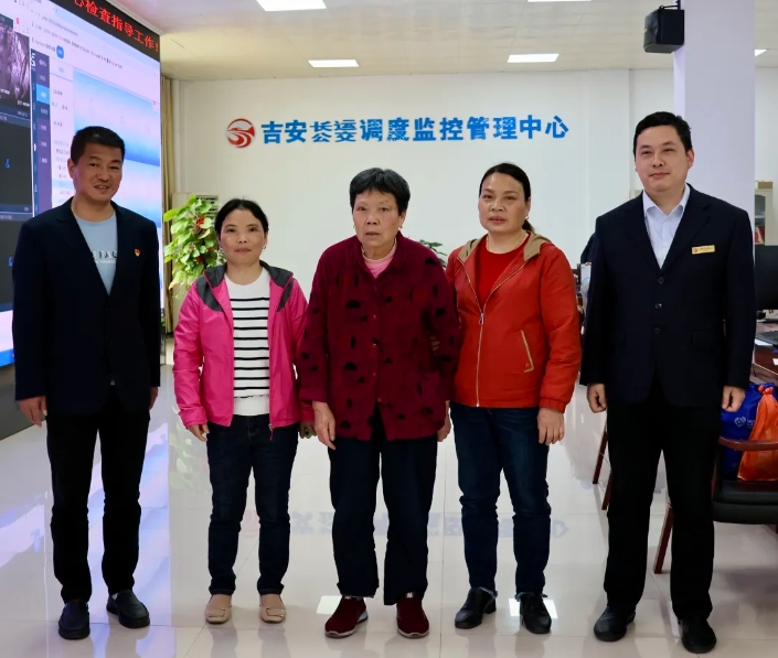 吉安公交：车轮上的温暖接力 走失老人平安归家