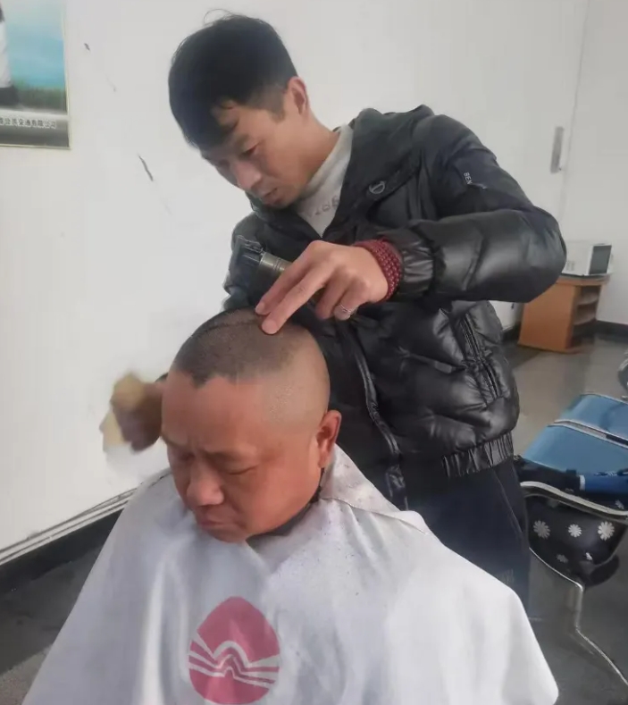 暖新闻 || 黄山长运：青春“发”光：祁门公交小伙的暖心义剪