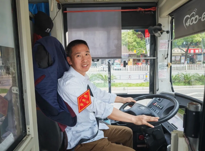 凡人微光 || 百万里程零风险 十米车厢暖鹰城