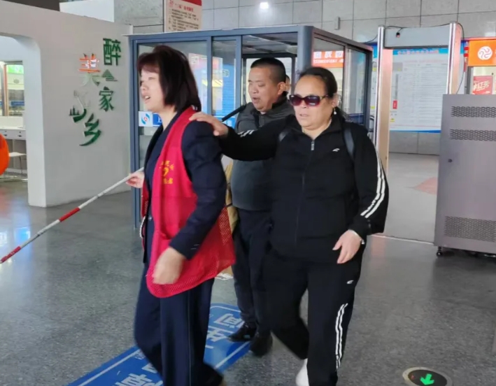 暖新闻 || 上饶汽运：一句“跟我走”温暖了盲人夫妇