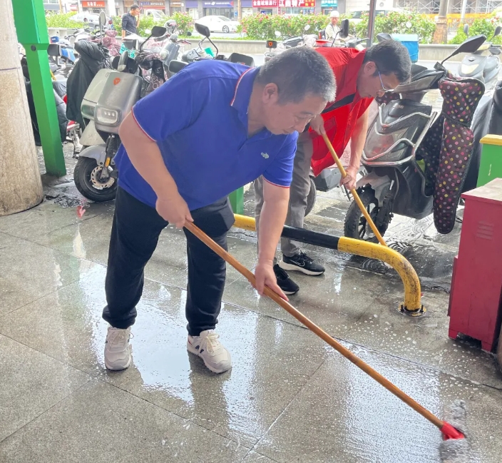 长运物业开展沿街商铺环境卫生集中清洗整治活动