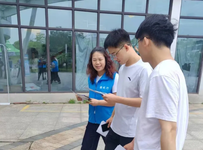 长运科技 智运九州与共青公司开展校园直通车地推