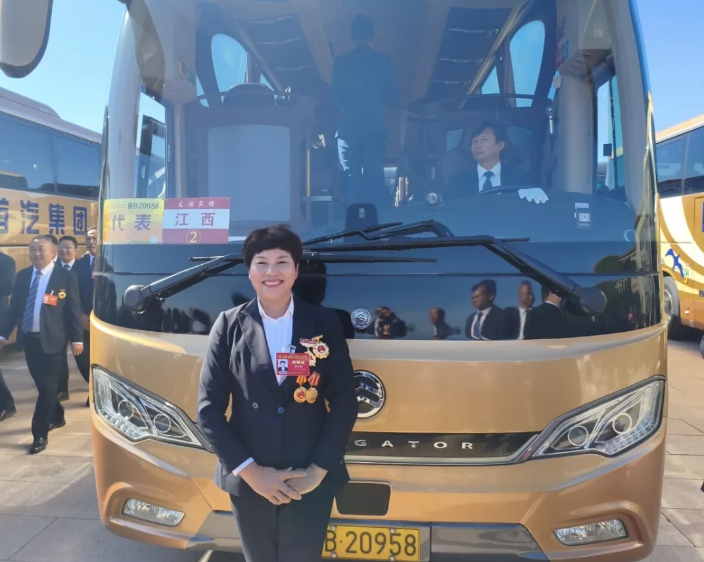 新余公交驾驶员李小英赴京接受全国劳模表彰