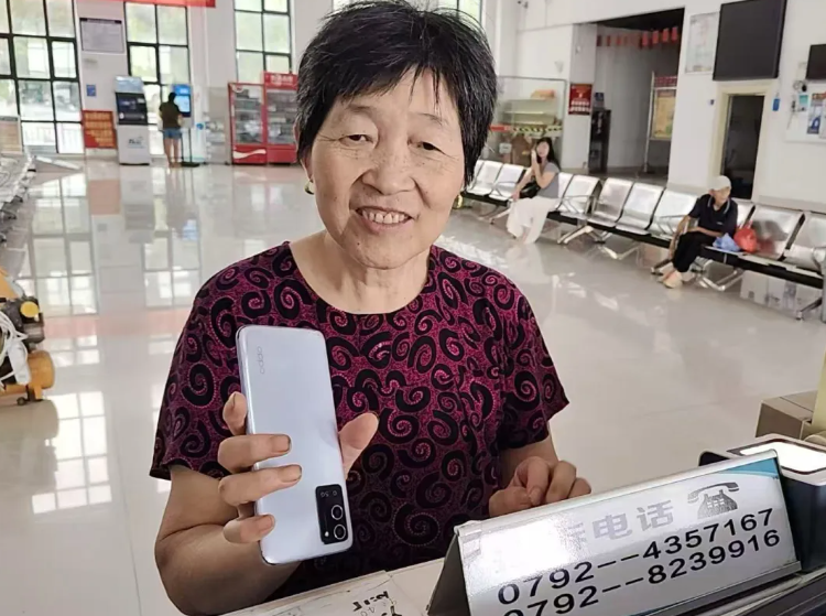 都市城际公交：手机遗落车中 司机接力送还