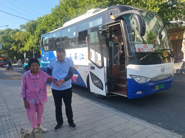 吉安公司：一元公交里的温情守护