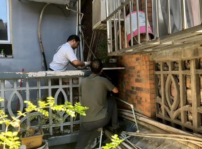 长运物业 后勤组紧急抢修 保障用水