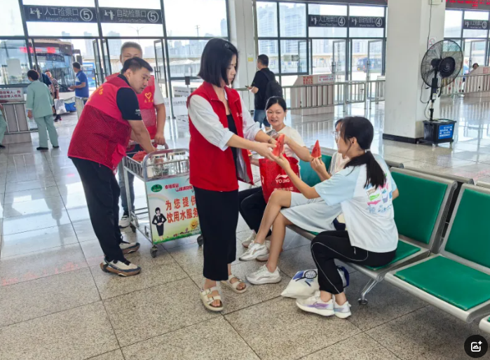 马鞍山长客 “秋老虎”下的清凉守护