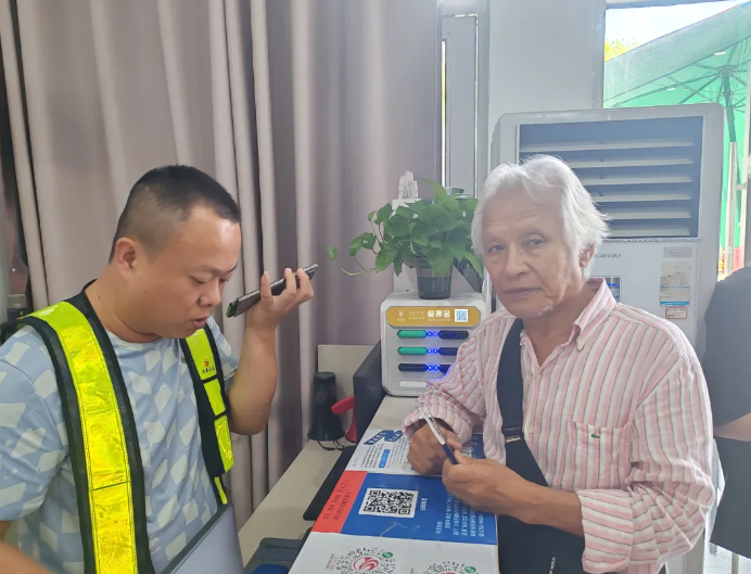 都市城际公交：跨越语言障碍 暖心服务外籍游客