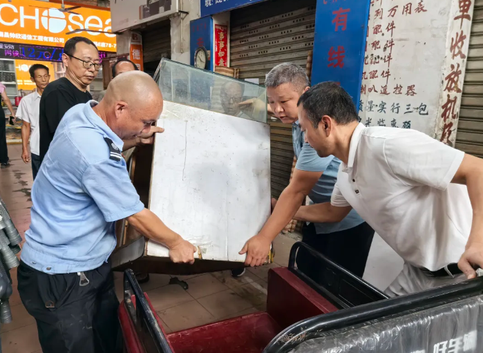 整治市场环境 清理废旧车辆