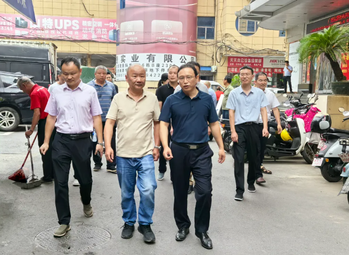 刘志坚实地督导“爱我英雄城 见我文明行”三年专项行动推进情况