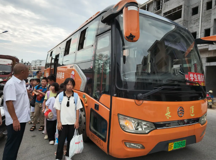抚州长运：双向接送服务 安全员护航上学路