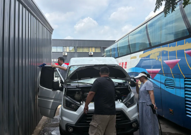 都市城际公交：扮靓车容 美美哒