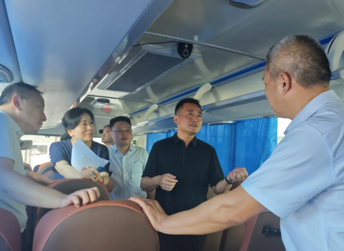 王晓检查指导老旧车辆翻新工作