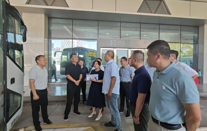 王晓检查指导老旧车辆翻新工作