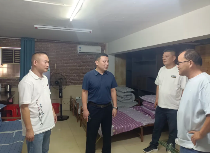 鹰潭公交 公司领导调研驾驶员休息室使用情况