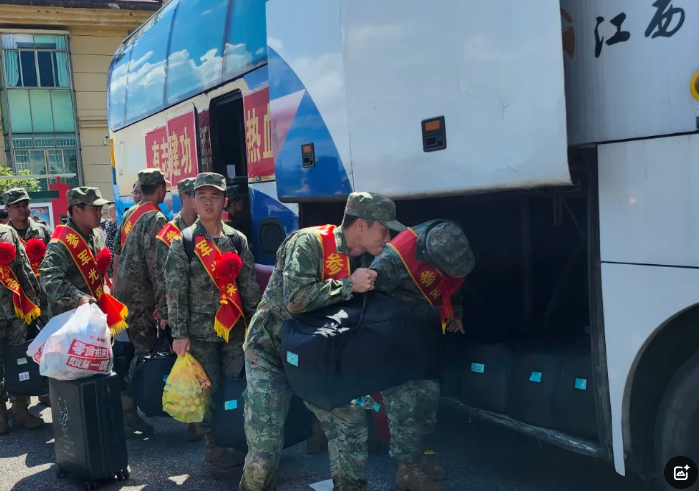 崇仁分公司圆满完成新兵运输保障任务
