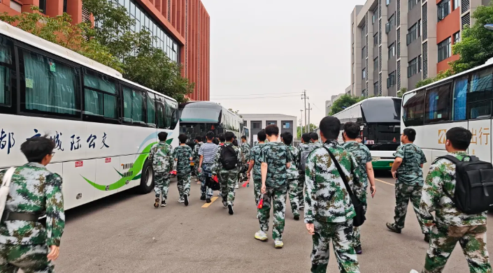 都市城际公交：高效完成华东交通大学2025级新生开学典礼运输保障任务