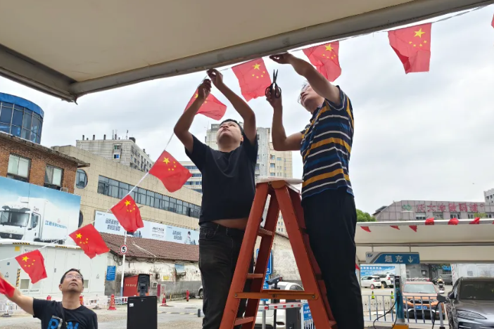 长运物业 停车场里“中国红”别样浓！