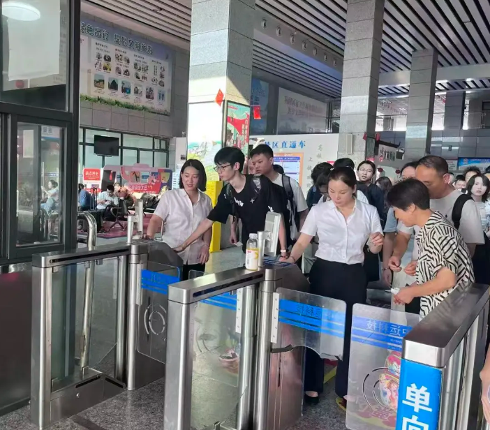 上饶汽运：汽车东站“双节”客流达新峰值人潮涌动开启出行热潮