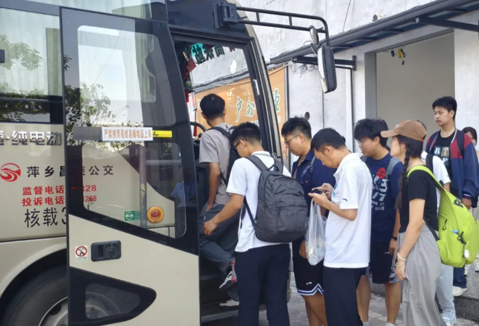 萍乡长运：多举措保运力党员干部一线护航武功山出行