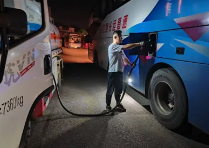 景德镇长运 深夜护航 加油不断档