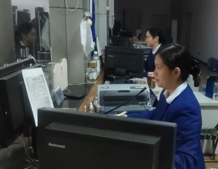 被定义在平行空间里的平凡