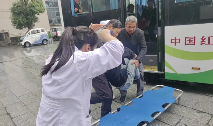 暖新闻 || 黄山长运：公交车秒变“救护车”！一场与时间赛跑的生命救援在城乡道路上悄然上演