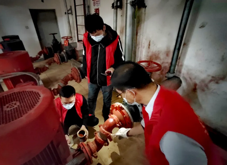 长运物业 除锈刷漆 专项维护消防设施