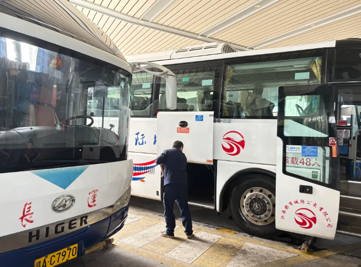 江西长运调配12台大巴保障南昌马拉松志愿者运输