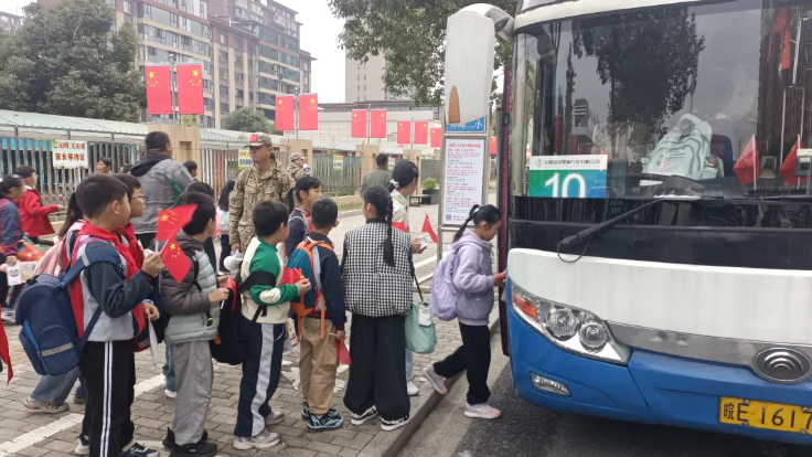 马鞍山长客：含山长运护航学子秋日研学