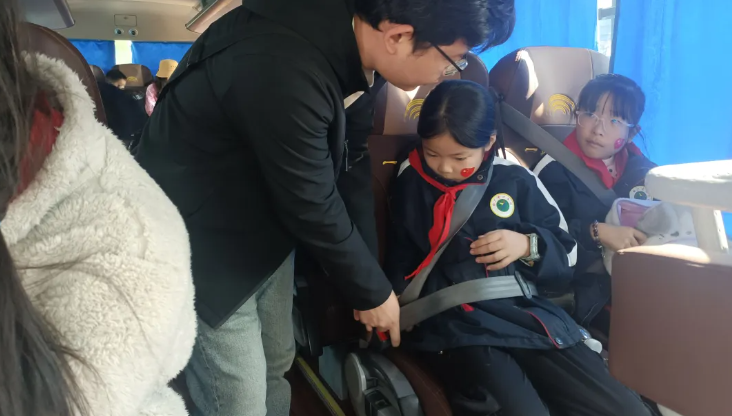 马鞍山长客：含山长运护航学子秋日研学